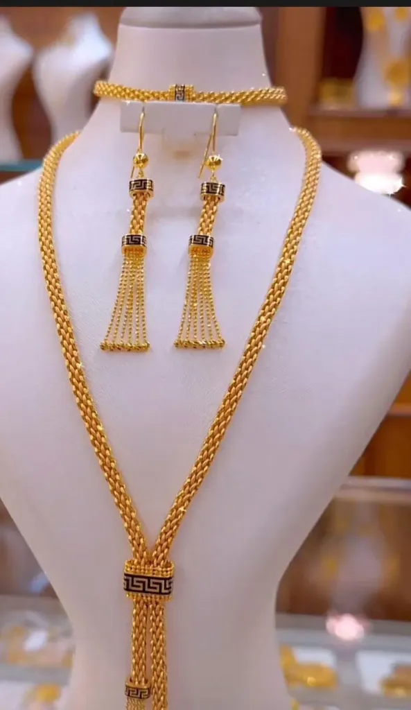 A modern and distinctive Versace shawl